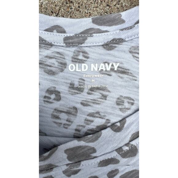 Old Navy Shirt Women Size Medium Gray Leopard Everywear Short Sleeve Blouse - Picture 3 of 4